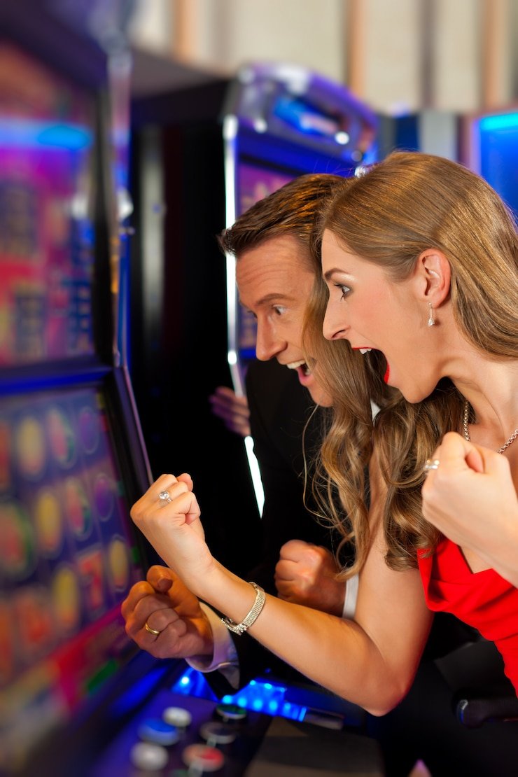 Antarmuka aplikasi mobile tata4d dengan menu permainan casino slot dan live dealer